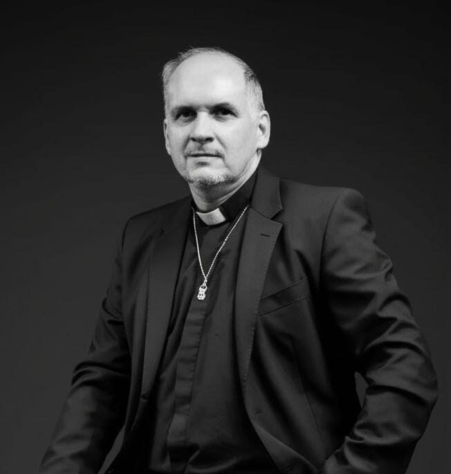 S.B.S. Dom Augustus Bragança de Lucena – O.S.+G – Patriarca Bispo Capelão Mor da Casa Principesca de Benevento e Ducal de Espoleto y Resende